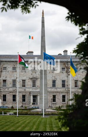 Dublin, Irland. Mai 2024. Die palästinensische, die EU und die ukrainische Flagge fliegen in die Höhe auf dem Gelände des Leinster House, dem Sitz des irischen Parlaments, in Dublin. Irland erkannte heute offiziell den Staat Palästina an, zusammen mit Spanien und Norwegen, die durch das Hissen der palästinensischen Flagge auf dem Gelände des Leinster House in der Hauptstadt gekennzeichnet waren. Quelle: SOPA Images Limited/Alamy Live News Stockfoto