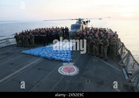 Arabisches Meer. April 2024. Taschen mit illegalen Betäubungsmitteln, die von einem Schiff beschlagnahmt wurden, stapeln sich auf Deck der Fregatte HMS Lancaster (F229) der Royal Navy der Duke-Klasse, während der Operation Crimson Barracuda im Arabischen Meer am 10. April. Lancaster arbeitete unter der Combined Task Force 150, einer von fünf Task Forces, der größten multinationalen Seefahrtspartnerschaft der Welt. CTF 150 konzentriert sich auf Maßnahmen zur Gefahrenabwehr im Seeverkehr außerhalb des Arabischen Golfs. Crimson Barracuda bekämpft die Nutzung der Hochsee durch Terroristen und kriminelle Organisationen, um Drogen und Waffen zu schmuggeln Stockfoto