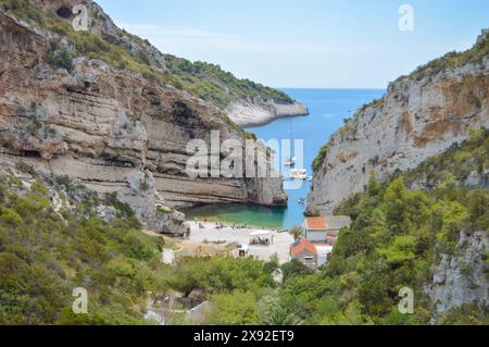 Natürliche Schönheit, Stiniva Bucht umgeben von Klippen auf der Insel Vis, Kroatien Stockfoto