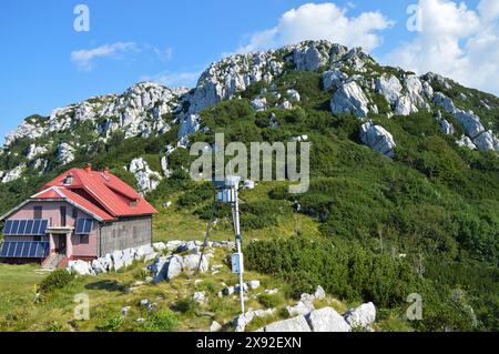 Auf den Spuren des Gipfels Veliki Risnjak in Gorski Kotar mit verlassener Berghütte Stockfoto