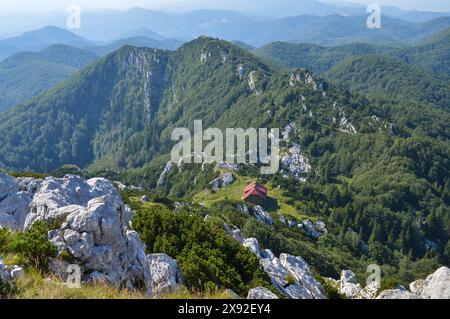 Blick vom Gipfel des Berges Veliki Risnjak auf Gorski Kotar, Kroatien Stockfoto