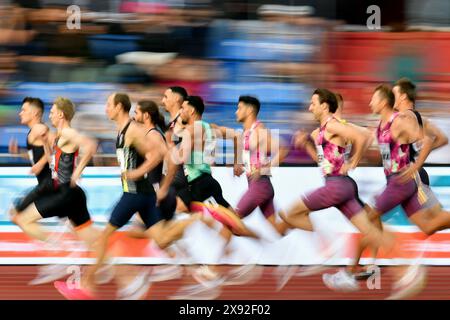 Ostrava, Tschechische Republik. Mai 2024. Die Läufer treten auf 800 Meter bei der World Athletics Continental Tour Golden Spike in Ostrava in Tschechien an. (Kreditbild: © Slavek Ruta/ZUMA Press Wire) NUR REDAKTIONELLE VERWENDUNG! Nicht für kommerzielle ZWECKE! Stockfoto