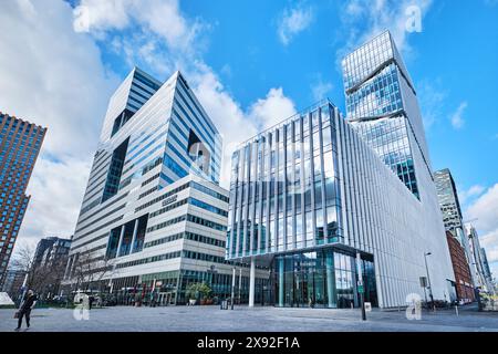 Niederlande, Amsterdam - 10. April 2024: Das wichtigste Finanz-, Wirtschafts- und Justizzentrum in Amsterdam, an einem sonnigen Tag auch als „Zuidas“ bekannt Stockfoto