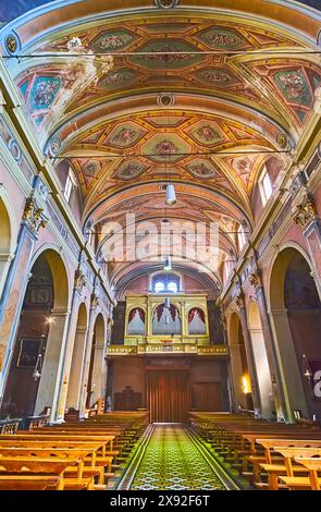 LOCARNO, SCHWEIZ - 26. MÄRZ 2022: Das mit Fresken verzierte Gewölbe der Kirche Sant'Antonio und die alte Pfeifenorgel auf dem Eingang, Locarno, Switz Stockfoto