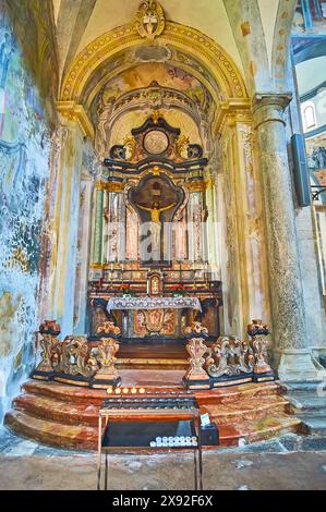 LOCARNO, SCHWEIZ - 26. MÄRZ 2022: Die reich geschnitzten und mit Fresken versehenen Steindekorationen der Kruzifix-Kapelle in der Kirche San Francesco, Locarno, Switze Stockfoto