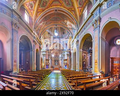 LOCARNO, SCHWEIZ - 26. MÄRZ 2022: Panorama des Gebetssaals der Kirche Sant'Antonio mit Fresken, gemustertem Plattenboden, Skulpturen und Stuck Stockfoto