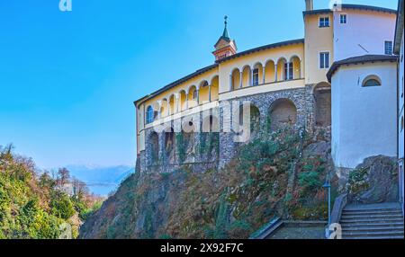 Die seitliche Steinmauer und Arkade des Wallfahrtsortes Madonna del Sasso, dominiert den Sacro Monte, Orselina, Schweiz Stockfoto