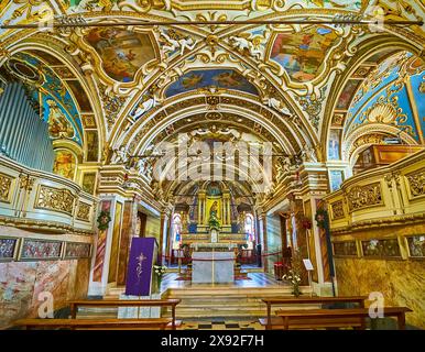 ORSELINA, SCHWEIZ - 26. MÄRZ 2022: Der Hauptaltar der Kirche Santa Maria Assunta Madonna del Sasso, umgeben von hervorragender Dekoration Stockfoto