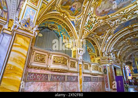 ORSELINA, SCHWEIZ - 26. MÄRZ 2022: Die reichen Dekore und Pfeifenorgel der Kirche Santa Maria Assunta Madonna del Sasso, Orselina, Switzer Stockfoto