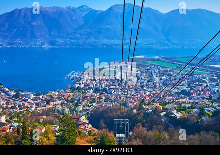 Die atemberaubende Fahrt mit der Cardada Cimetta Seilbahn über die Dächer von Locarno, Lago Maggiore und die trüben Alpen in der Schweiz Stockfoto