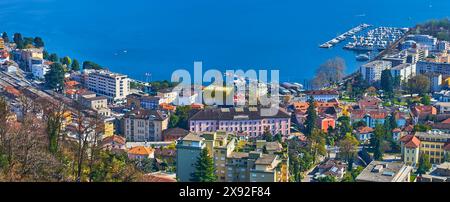 Panorama des Lago Maggiore, Yachthafen und Häuser von Locarno mit Bahnhof, Tessin, Schweiz Stockfoto