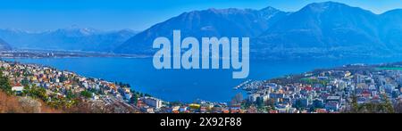 Panorama des Lago Maggiore mit Stadt Locarno und Bergkette im Hintergrund, Tessin, Schweiz Stockfoto