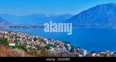 Panorama des Lago Maggiore, der nebeligen Alpen und der Häuser von Muralto in Locarno, Tessin, Schweiz Stockfoto