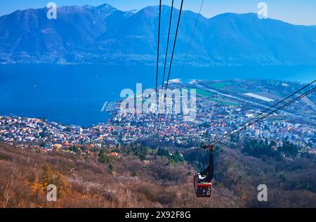 Der Wagen der Cardada Cimetta Seilbahn über den Wald am Berghang, Locarno, Tessin, Schweiz Stockfoto