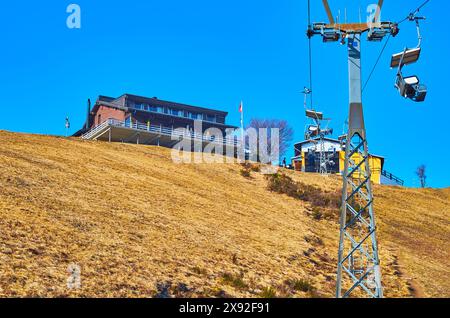 Fahrt mit dem Sessellift Cimetta mit Blick auf die Bergstation, den Turm und das Restaurant auf der Bergspitze im Tessin, Schweiz Stockfoto