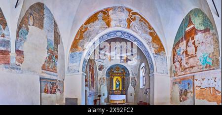 LOCARNO, SCHWEIZ - 26. MÄRZ 2022: Panorama des mittelalterlichen Gebetssaals der Annunziata-Kirche mit erhaltenen Freskenspuren an den Wänden, Locarno, Switz Stockfoto