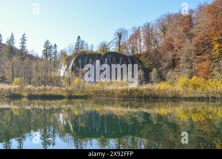 Herbstlandschaft an den Plitvicer Seen. Veliki Prštavac Wasserfall im Hintergrund Stockfoto