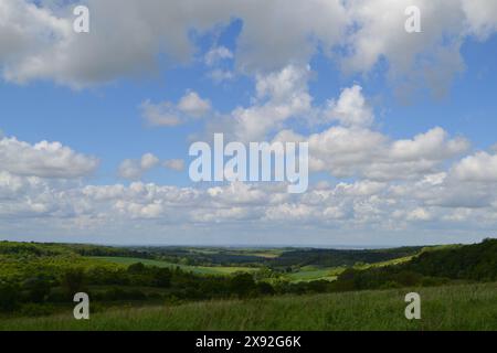 Ein Blick auf den Norden von Kent von der Romney Street in Richtung Themsmündung und Essex dahinter. Ein verstecktes Tal im Vordergrund bei Austin Stockfoto