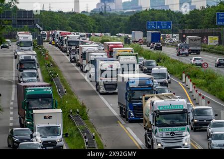 Verkehrsstau auf der Autobahn A2 bei Bottrop, hinter dem Autobahnkreuz Bottrop, in Richtung Oberhausen, aufgrund einer langjährigen Baustelle rene Stockfoto