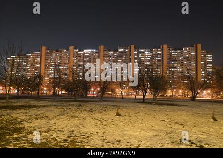 Mamutica bei Nacht, größtes Wohngebäude in Kroatien Stockfoto