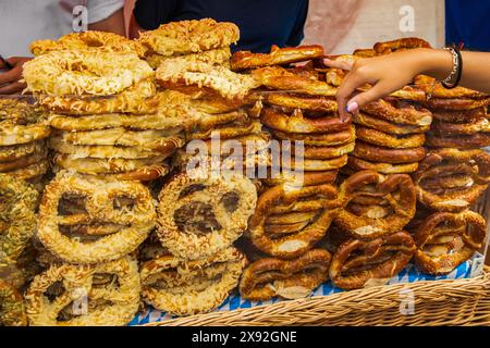Brezel genannt sehr populäres Brot in Süddeutschland. Frisch gebackene Liegen auf der Theke bereit zum Verkauf Stockfoto