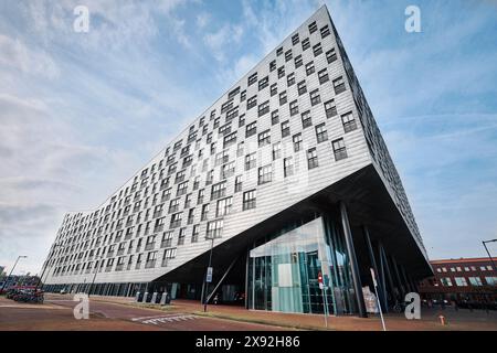 Niederlande, Amsterdam - 10. April 2024: Blick auf das ikonische moderne Gebäude, bekannt als der Wal in Sporenburg, Eastern Docklands Stockfoto