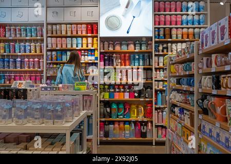 Moderne, stilvolle Designerwaren, Accessoires, Spielzeug in den Regalen des Geschäfts. Innenraum des Markenladens Miniso. Minsk, Weißrussland - 29. Mai 2024 Stockfoto