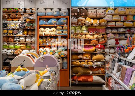 Moderne, stilvolle Designerwaren, Accessoires, Spielzeug in den Regalen des Geschäfts. Innenraum des Markenladens Miniso. Minsk, Weißrussland - 29. Mai 2024 Stockfoto