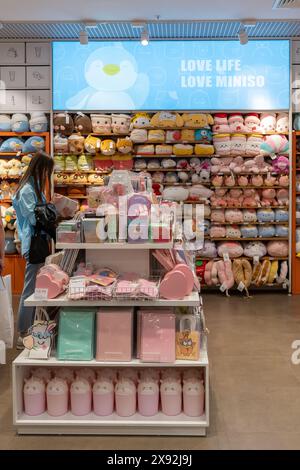 Moderne, stilvolle Designerwaren, Accessoires, Spielzeug in den Regalen des Geschäfts. Innenraum des Markenladens Miniso. Minsk, Weißrussland - 29. Mai 2024 Stockfoto