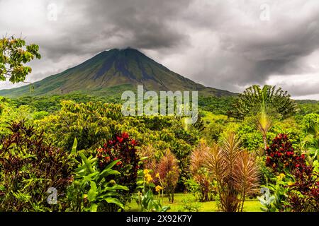 Blick über den Vulkan Arenal bei Sonnenuntergang an einem stürmischen Tag, La Fortuna, Alajuela, Costa Rica Stockfoto