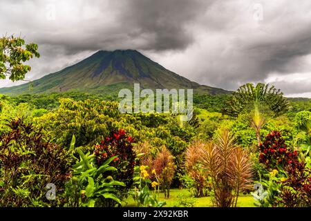 Blick über den Vulkan Arenal bei Sonnenuntergang an einem stürmischen Abend, La Fortuna, Alajuela, Costa Rica Stockfoto