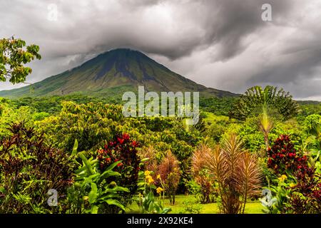 Blick über den Vulkan Arenal in der Abenddämmerung an einem stürmischen Tag, La Fortuna, Alajuela, Costa Rica Stockfoto