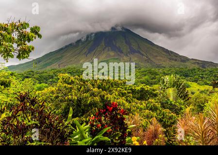 Blick über den Vulkan Arenal bei Sonnenuntergang an einem stürmischen Abend, La Fortuna, Alajuela, Costa Rica Stockfoto