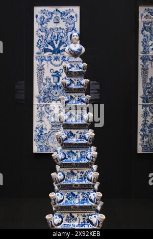 Niederlande, Amsterdam - 10. April 2024: Delftware in orientalisch-blauen Motiven im Rijksmuseum. Exquisite europäische Keramik aus dem 17. Jahrhundert Stockfoto