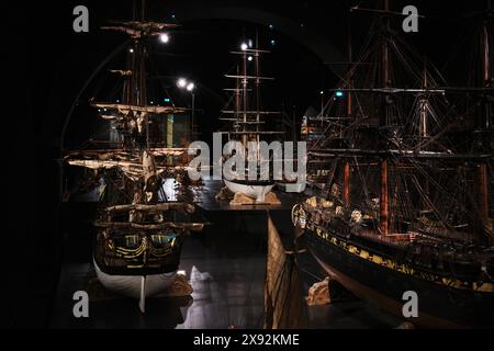 Niederlande, Amsterdam - 10. April 2024: Installation der Schlachtschiff-Flotte im Rijksmuseum Stockfoto
