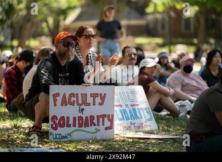 Davis, CA, USA. Mai 2024. Mitglieder der Fakultät der UC Davis protestieren in der Nähe des pro-palästinensischen Lagers, das am Memorial Quad errichtet wurde, um die akademischen Mitarbeiter der UC Davis zu unterstützen, die am Dienstag, den 28. Mai 2024 in Davis ihren Job verlassen. Sie protestieren gegen den Umgang der University of California mit Protesten pro-palästinensischer Campus in ganz Kalifornien und angeblichen unfairen Arbeitspraktiken. (Kreditbild: © Paul Kitagaki Jr./ZUMA Press Wire) NUR REDAKTIONELLE VERWENDUNG! Nicht für kommerzielle ZWECKE! Stockfoto