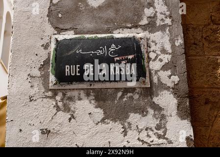 Tunis, Tunesien. Mai 2024. Ein tunesisches Straßenschild für die Rue de la Kasba, geschrieben auf Französisch und Arabisch an der Hauptdurchgangsstraße in Tunis Medina, einem Weltkulturerbe in Tunesien, Nordafrika. (Credit Image: © John Wreford/SOPA Images via ZUMA Press Wire) NUR REDAKTIONELLE VERWENDUNG! Nicht für kommerzielle ZWECKE! Stockfoto