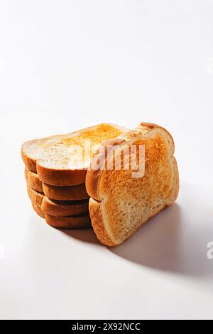 Scheiben Toastbrot auf weißem Hintergrund Stockfoto