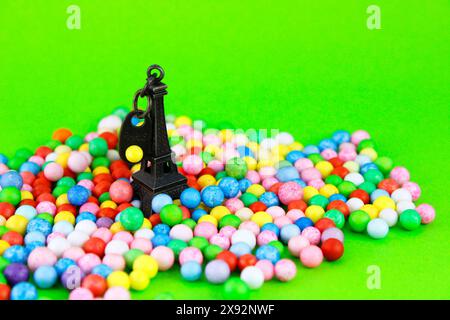 Eiffelturm umgeben von einer bunten Vielzahl von Kugeln Stockfoto