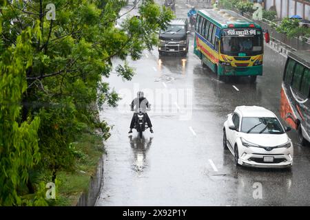 Dhaka, Bangladesch. Mai 2024. Ein Fahrer fährt ein Motorrad bei starkem Regen in Dhaka. (Foto: Piyas Biswas/SOPA Images/SIPA USA) Credit: SIPA USA/Alamy Live News Stockfoto