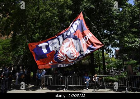 New York, USA. Mai 2024. Während sich Trump-Anhänger im Collect Pond Park auf der anderen Straßenseite von den Manhattan Criminal Courts versammeln, eine große Flagge mit dem Gesicht der ehemaligen U. S, Präsident Donald Trump, während die abschließenden Argumente im geheimen Geldstrafprozess gegen den ehemaligen US-Präsidenten, York, New York, New York, New York, NY, am 28. Mai vorgebracht werden, 2024. (Foto: Anthony Behar/SIPA USA) Credit: SIPA USA/Alamy Live News Stockfoto