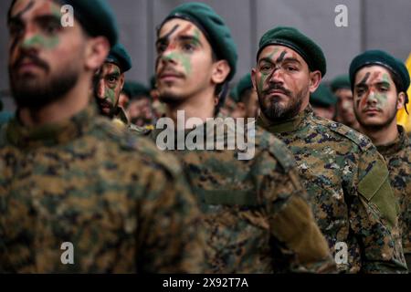 Beirut, Libanon. April 2024. Pro-iranische Hisbollah-Kämpfer ziehen während einer Zeremonie zum internationalen Al-Quds-Tag in Beirut im südlichen Vorort vor. Der jährliche al-Quds-Tag kommt am letzten Freitag des heiligen Monats Ramadan. Die Veranstaltung wurde 1979 im Iran, kurz nach der Islamischen Revolution, initiiert. (Kreditbild: © Marwan Naamani/ZUMA Press Wire) NUR REDAKTIONELLE VERWENDUNG! Nicht für kommerzielle ZWECKE! Stockfoto