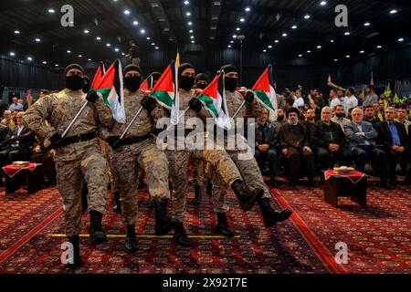 Beirut, Libanon. April 2024. Pro-iranische Hisbollah-Kämpfer ziehen während einer Zeremonie zum internationalen Al-Quds-Tag in Beirut im südlichen Vorort vor. Der jährliche al-Quds-Tag ist der letzte Freitag des heiligen Monats Ramadan und wurde 1979 im Iran, kurz nach der Islamischen Revolution, initiiert. (Kreditbild: © Marwan Naamani/ZUMA Press Wire) NUR REDAKTIONELLE VERWENDUNG! Nicht für kommerzielle ZWECKE! Stockfoto