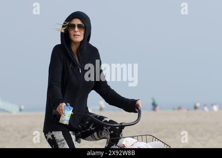 Heidi Klum, Bodyguard Freund Martin Kristen und Kinder freuen Sie sich auf Radtouren am Strand in Santa Monica, Kalifornien. Stockfoto