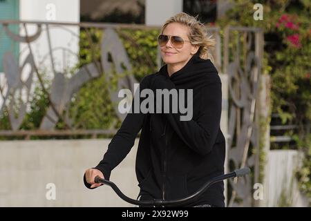 Heidi Klum, Bodyguard Freund Martin Kristen und Kinder freuen Sie sich auf Radtouren am Strand in Santa Monica, Kalifornien. Stockfoto