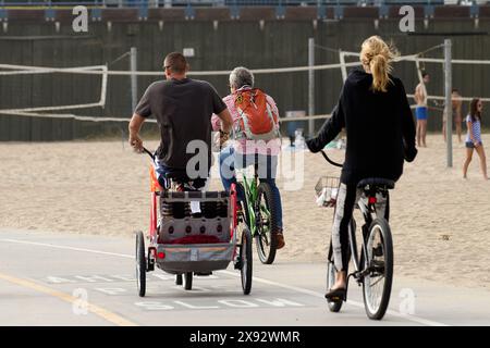 Heidi Klum, Bodyguard Freund Martin Kristen und Kinder freuen Sie sich auf Radtouren am Strand in Santa Monica, Kalifornien. Stockfoto