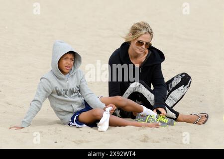 Heidi Klum, Bodyguard Freund Martin Kristen und Kinder freuen Sie sich auf Radtouren am Strand in Santa Monica, Kalifornien. Stockfoto