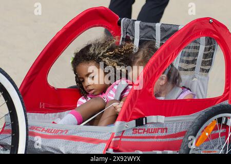 Heidi Klum, Bodyguard Freund Martin Kristen und Kinder freuen Sie sich auf Radtouren am Strand in Santa Monica, Kalifornien. Stockfoto