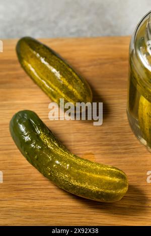 Saure ganze Dill Pickles in einem Glasglas Stockfoto