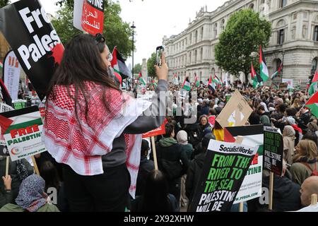 London, UK, 28. Mai 2024. Zehntausende versammelten sich heute Abend vor der Downing Street, um gegen den israelischen Angriff auf Rafah zu protestieren, der dazu führte, dass palästinensische Zivilisten lebendig in ihren Zelten verbrannt wurden, was vom israelischen Ministerpräsidenten Netanjahu als "tragisches Missgeschick" bezeichnet wurde. einen sofortigen Waffenstillstand zu fordern und Rishi Sunak und Keir Starmer und ihre Parteien mit den bevorstehenden Wahlen zu verurteilen. Der Protest führte dazu, dass Whitehall für den Verkehr gesperrt wurde und mit einem Sitzplatz außerhalb der Downing Street endete. Kredit : Monica Wells/Alamy Live News Stockfoto